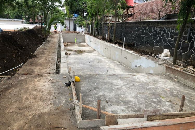 Seorang pegawai saat mengerjakan proyek pembuatan kolam renang di Gedung Pakuan, Kamis (14/11/2019).