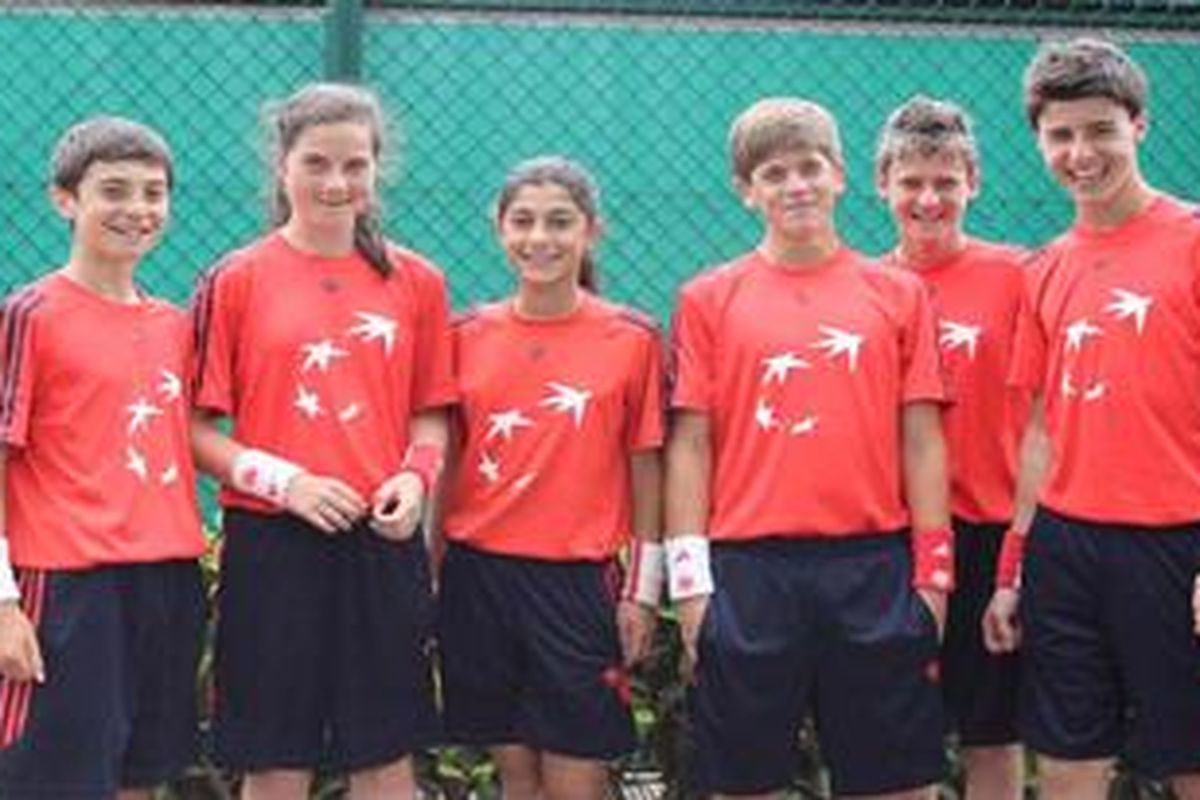 Para pengambil bola di Perancis Terbuka, yang dipilih setelah menjalani proses seleksi.