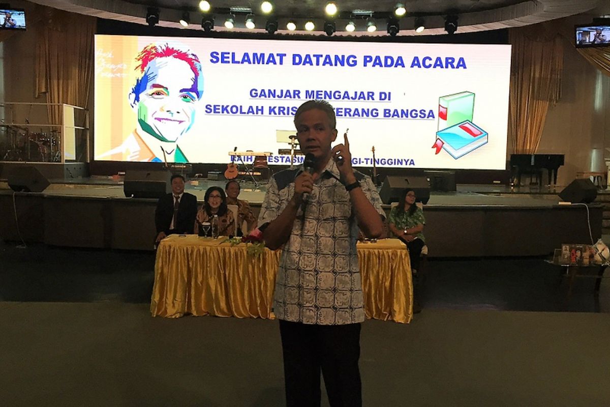Gubernur Ganjar Pranowo berdialog dengan para pelajar Sekolah Kristen Terang Bangsa di Semarang dalam program Gubernur Mengajar, Jumat (6/10/2017)