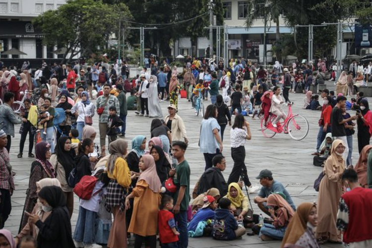 Kerumunan wisatawan di kawasan Kota Tua, Jakarta.