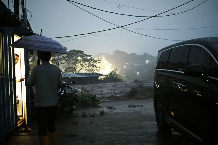 Hujan Lebat Disertai Angin Kencang dan Petir Guyur Tangsel, Lalu Lintas Ciater Raya Tersendat