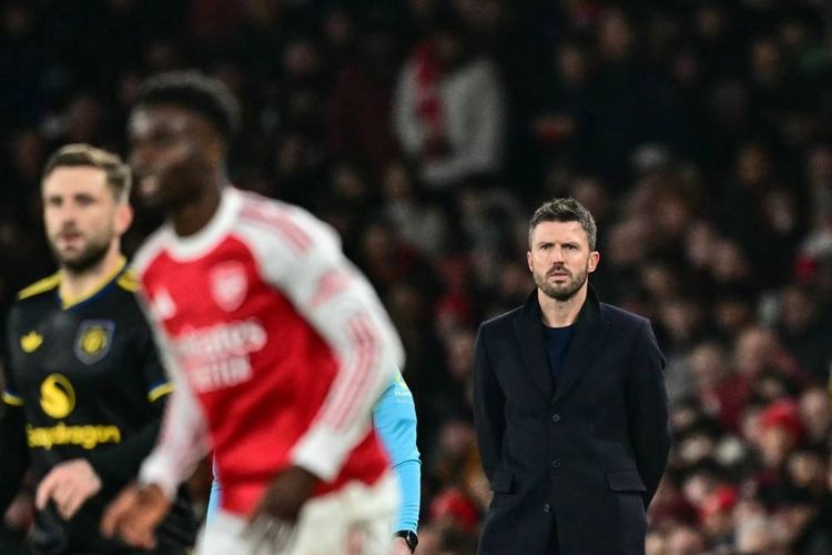 Pelatih Interim Manchester United, Michael Carrick, memperhatikan para pemainnya dalam pertandingan sepak bola Liga Inggris antara Arsenal vs Manchester United di Stadion Emirates di London pada 25 Januari 2026. (Foto oleh Ben STANSALL / AFP) 