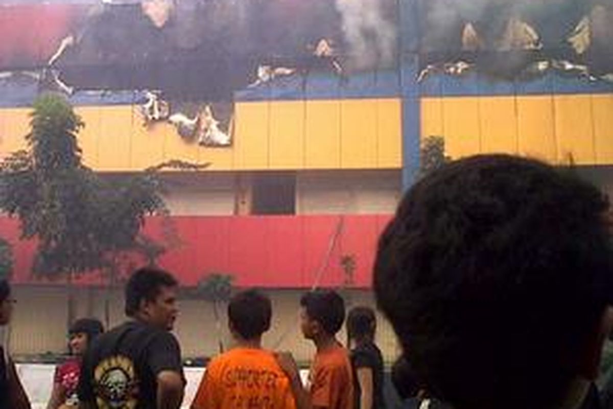 Api dari Gedung Ramayana yang Mulai Padam 