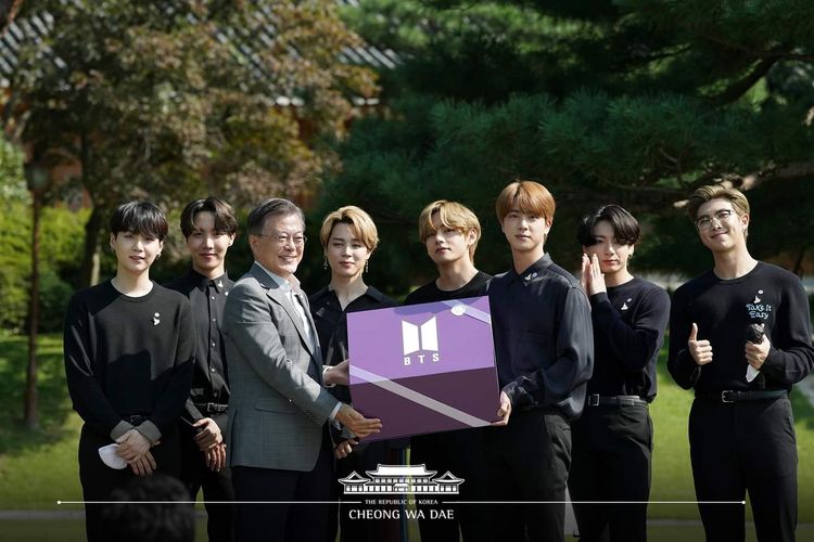 Boy group BTS bersama Presiden Korea Selatan Moon Jae In