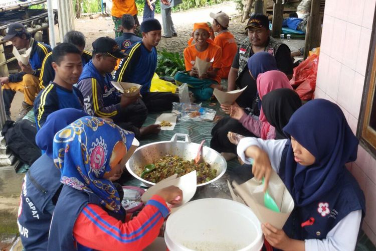 Relawan menyiapkan nasi bungkus untuk kebutuhan logistik pengungsi, relawan, dan petugas medis di lokasi bencana tanah  longsor Desa Banaran, Kecamatan Pulung, Kabupaten Ponorogo, Jawa Timur, Selasa (4/4/2017).