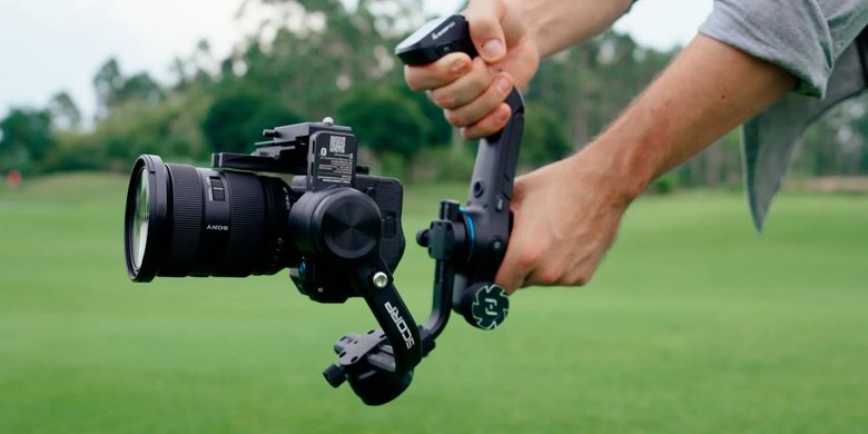 Ilustrasi handheld gimbal stabilizer Feiyu Scorp 2