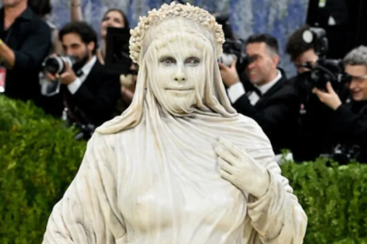 Nyentrik! Heidi Klum Tampil Bak Patung di Met Gala 2026