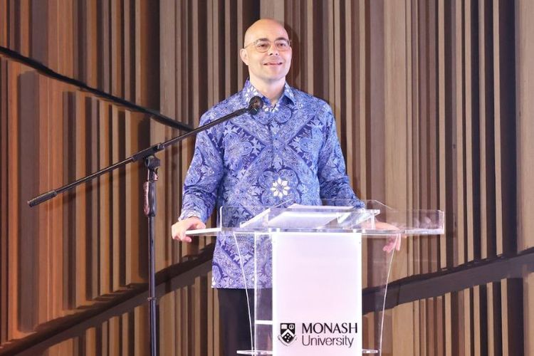 Pro Vice-Chancellor & President Monash University Indonesia Professor Matthew Nicholson menyampaikan sambutan dalam acara EduVate 2024. 