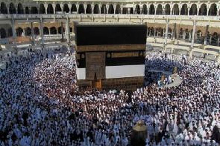 Umat Islam mengelilingi Kakbah, bangunan suci di Masjidil Haram, Kota Mekkah, Arab Saudi, bagian dari kegiatan haji, 