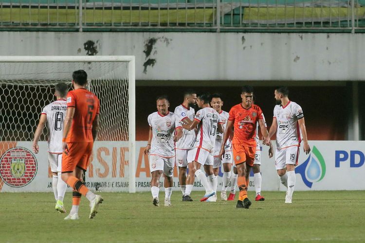 Pemain-pemain Borneo FC merayakan gol dari Francisco Torres dalam laga Liga 1 2021-2022 melawan Persiraja Banda Aceh di Stadion Maguwoharjo, Sleman, Minggu 5 Desember 2021. 