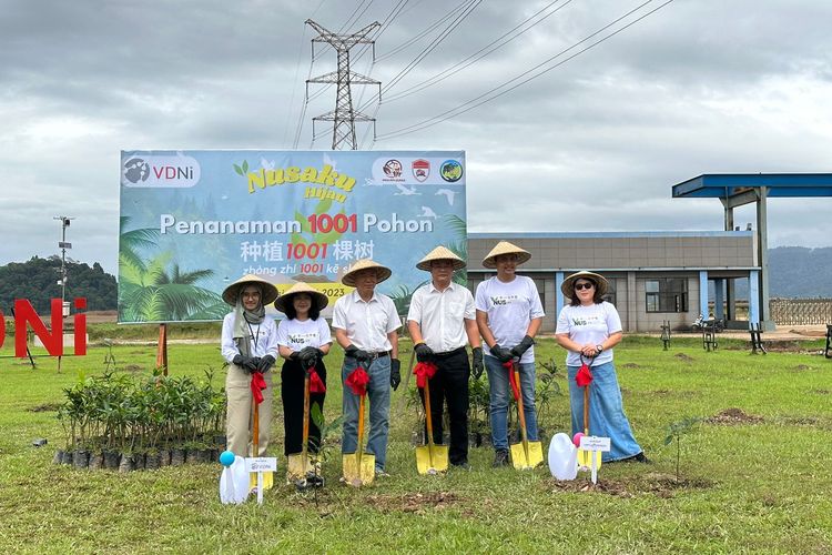 PPI Dunia dan PT VDNI melakukan gerakan penanaman 1.000 pohon di PT VDNI Industrial Park, Kabupaten Konawe, Sulawesi Tenggara (18/7/2021).