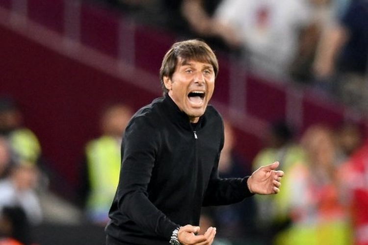 Ekspresi Antonio Conte dalam laga West Ham vs Tottenham Hotspur. Laga yang digelar di Stadion Olimpiade, London, pada Kamis (1/9/2022) dini hari WIB tersebut berakhir dengan skor imbang 1-1. Terdekat, Tottenham asuhan Conte dijadwalkan menghadapi Liverpool pada pekan ke-15 Liga Inggris. Duel Tottenham vs Liverpool akan dihelat di Tottenham Hotspur Stadium, Minggu (6/11/2022) malam WIB.