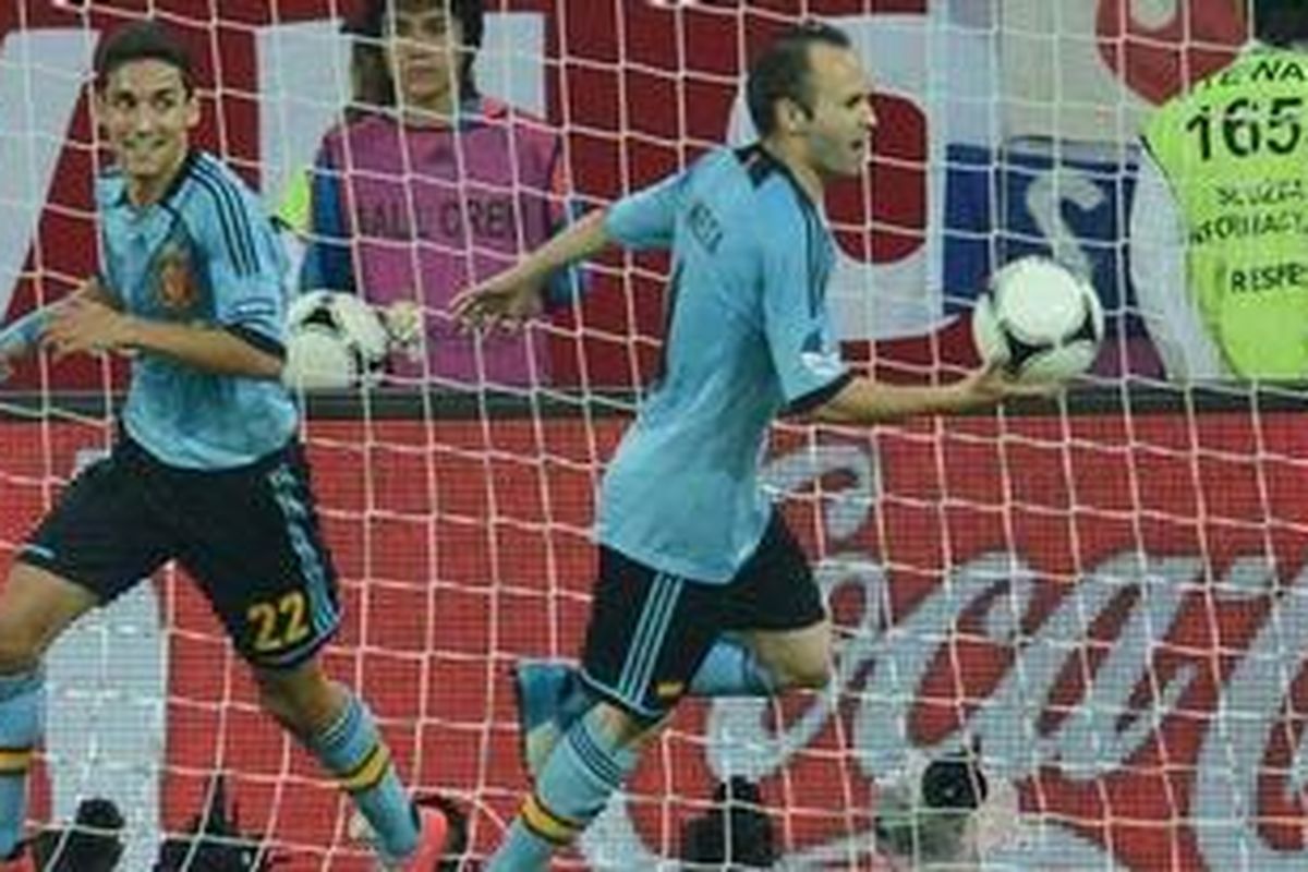 Gelandang Spanyol, Jesus Navas (kiri), merayakan golnya ke gawang Kroasia bersama pemberi assist, Andres Iniesta, pada matchday ketiga Grup C, di Gdansk, Senin (18/6/2012).