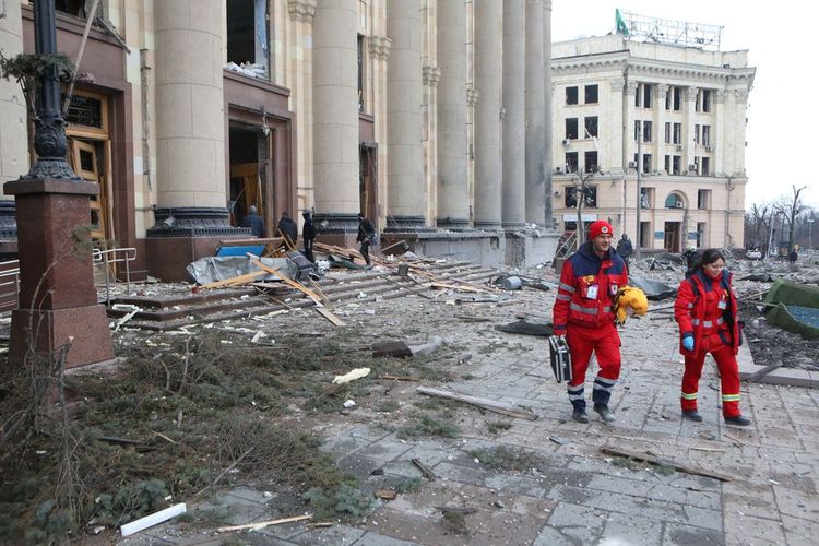 Penampakan area di dekat gedung pemerintah daerah, yang menurut pejabat kota terkena serangan rudal, di pusat Kharkiv, Ukraina, Selasa (1/3/2022).  