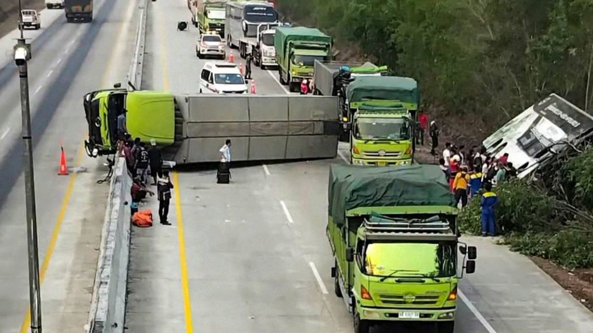 Bus Crashes Into Trailer Truck on Terpeka Toll Road in Lampung, Driver Dies, 7 Passengers Injured