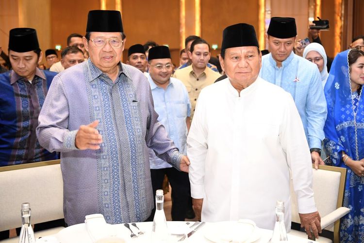 Presiden ke-6 RI sekaligus Ketua Majelis Tinggi Partai Demokrat Susilo Bambang Yudhoyono (kiri) menyambut kedatangan Capres terpilih Prabowo Subianto (kanan) saat silaturahim dan buka puasa bersama dengan Partai Demokrat di Jakarta, Rabu (27/3/2024). Kegiatan tersebut diikuti sekitar 500 orang kader Partai Demokrat, yang merupakan salah satu partai politik yang mendukung pasangan Prabowo Subianto-Gibran Rakabuming Raka pada Pilpres 2024. ANTARA FOTO/M Risyal Hidayat/nz