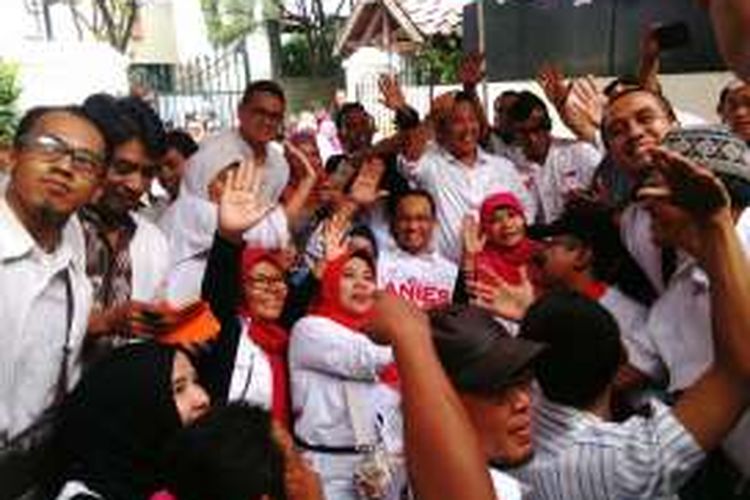 Bakal calon gubernur DKI Jakarta yang diusung Partai Gerindra dan Partai Keadilan Sejahtera (PKS) Anies Baswedan menemui relawannya di Rumah Djoeang di Kebayoran Baru, Jakarta Selatan, Sabtu (29/10/2016).