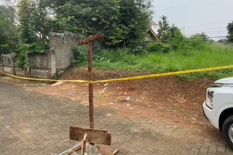 Titik lokasi penemuan mayat pria tanpa identitas yang ditemukan di kawasan Benda Baru, Pamulang, Tangerang Selatan, Sabtu (11/5/2024).