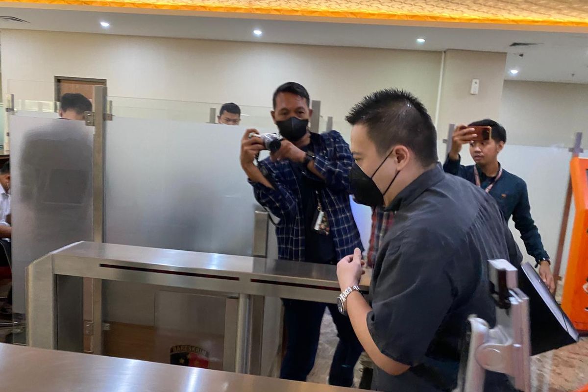 Rionald Anggara Soerjanto atau Rio dari PT Asli Rancangan Indonesia, mendatangi Gedung Bareskrim, Jakarta, Polri, Kamis (2/6/2022). Foto: Istimewa