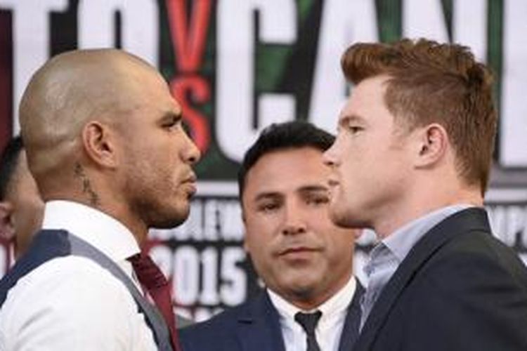 Miguel Cotto (kiri) dan Canelo Alvarez (kanan)