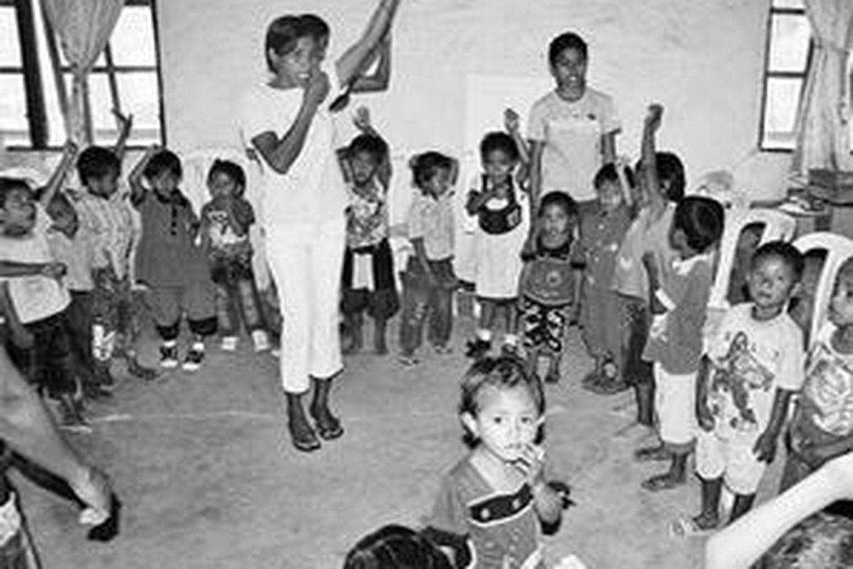 Sejak dua tahun terakhir, pendidikan anak usia dini berkembang di Kabupaten Rote Ndao, Nusa Tenggara Timur. Sejumlah lembaga swadaya masyarakat, seperti World Vision Indonesia, menyokong perkembangan pendidikan di kabupaten dengan angka putus sekolah yang tinggi itu.