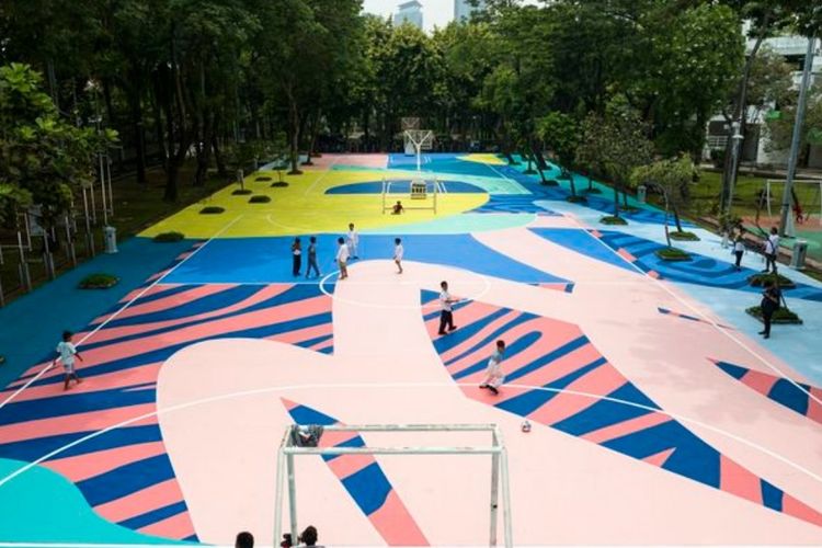 Foto udara lapangan yang dihiasi mural karya seniman mural Adi Dharma atau dikenal dengan Streoflow di taman Menteng, Jakarta Pusat, Selasa (18/10/2022). Mural bertajuk Gelora Ragam ini terinspirasi dari semangat Jakarta sebagai kota kolaborasi serta keberagaman.