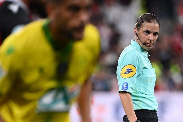 Wasit Stephanie Frappart saat memimpin pertandingan final Piala Perancis antaa Nice dan Nantes di Stade de Fance, 7 Mei 2022. Stephanie Frappard akan menjadi salah satu dari enam ofisial pertandingan wanita di Piala Dunia 2022 Qatar. 