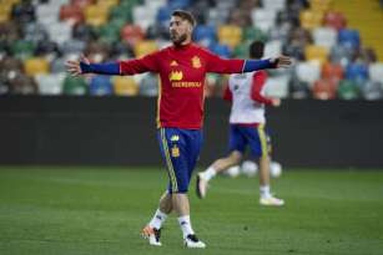 Sergio Ramos saat jalani sesi latihan jelang lawan Italia di Udine, Maret 2016.