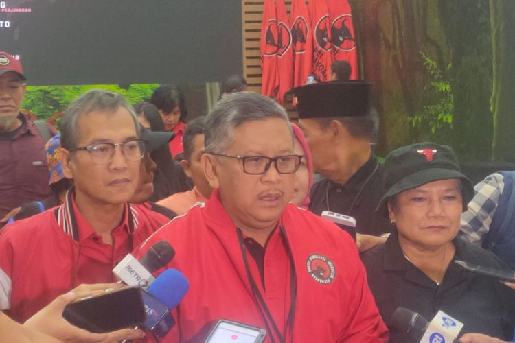 Sekretaris Jenderal PDI-P Hasto Kristiyanto di Kantor DPP PDI-P, usai menghadiri diskusi peringatan 27 tahun Kudatuli, Kamis (27/7/2023).