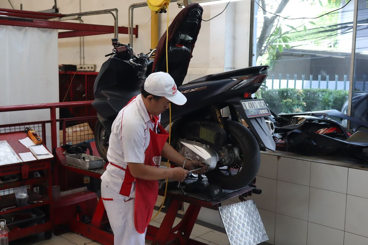 Ilustrasi servis motor di AHASS