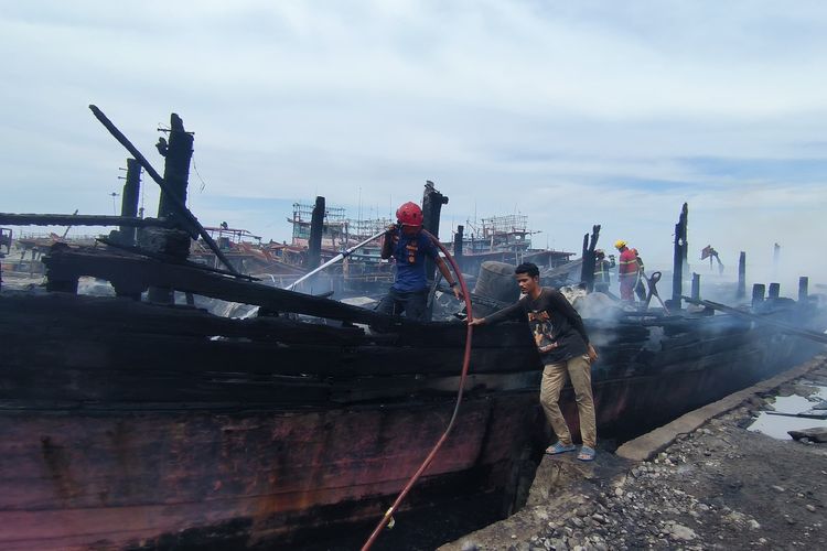 6 Kapal Penangkap Ikan Terbakar di Pelabuhan Belawan, 12 Unit Damkar Diterjunkan
