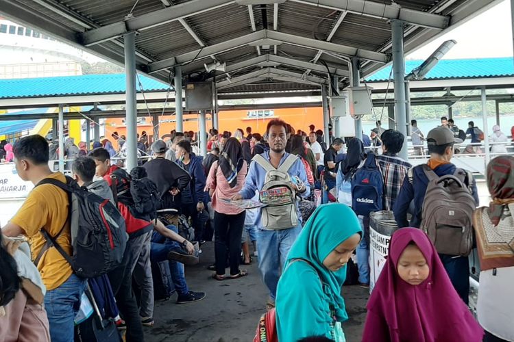 Pemudik menunggu giliran masuk ke Kapal di Pelabuhan Merak, Kamis (30/5/2019)