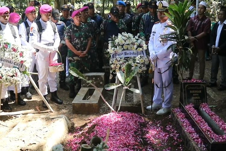 Serka Marinir (Mar) Anumerta Ismunandar telah dimakamkan di kampung halamannya, di Kabupaten Kebumen, Jawa Tengah pada Selasa (19/3/2024) pagi. 