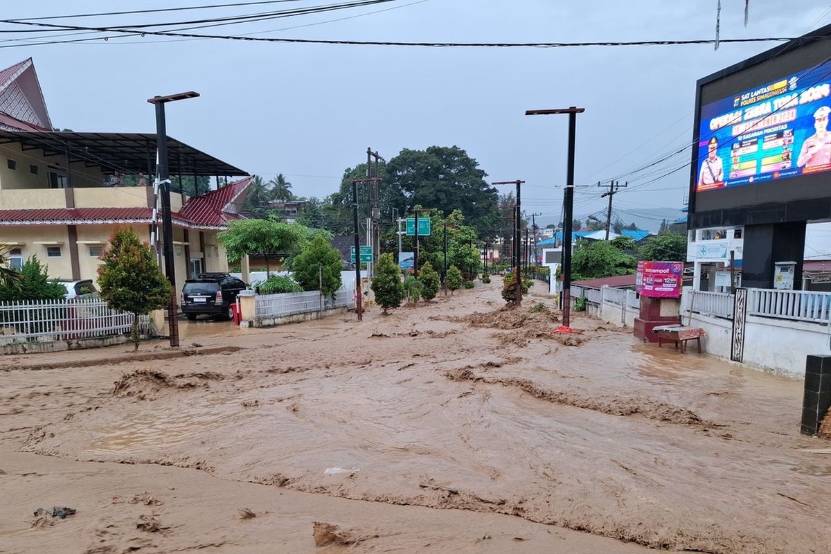 Foto: Banjir di kawasan Danau Toba, Parapat, Kecamatan Girsang Sipangan Bolon, Kabupaten Simalungun, tepatnya di Jalan Sisingamangaraja yang merupakan ruas Jalan Lintas Sumatera Utara (Jalinsum), Minggu (16/3/2025).