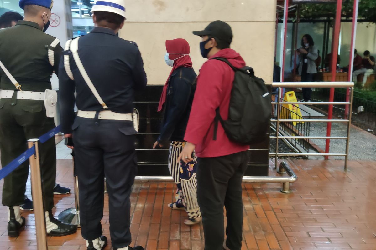 Keluarga korban jatuhnya pesawat Sriwijaya Air SJ 182 berdatangan ke posko krisis center di Terminal II Bandara Soekarno-Hatta, Tangerang, Banten, Sabtu malam