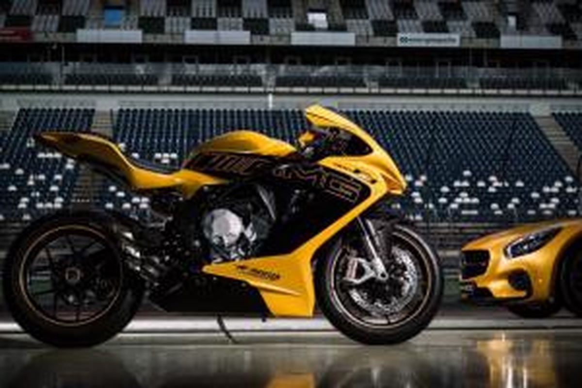 MV Agusta F3 800 berwarna kuning Mercedes-AMG GT diperkenalkan di Frankfurt Motor Show 2015. 