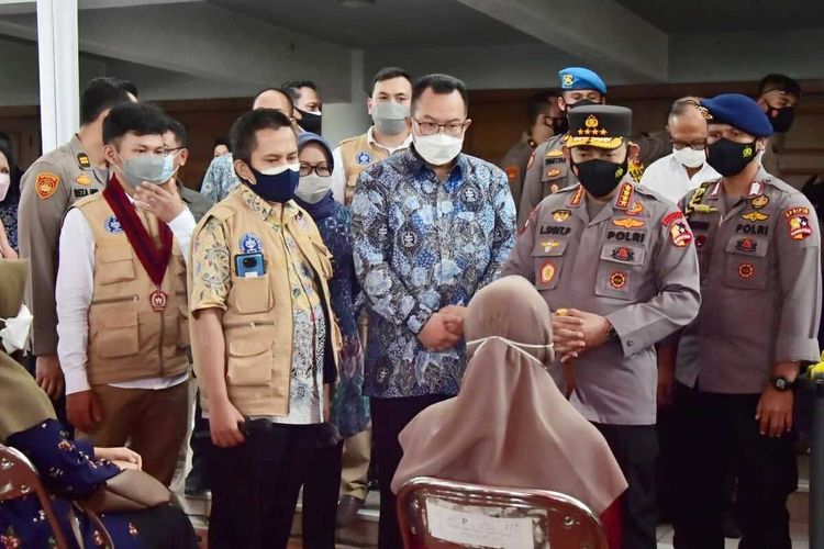 Kapolri Jenderal Pol Listyo Sigit Prabowo didampingi Rektor IPB Arif Satria dan Bupati Bogor meninjau vaksinasi Covid-19 di Kampus IPB University, Kecamatan Dramaga, Kabupaten Bogor, Jawa Barat, Selasa, (3/7/2021).