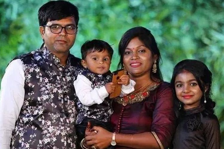 Keluarga India yang terdiri dari empat orang itu? Jagdish Patel (39 tahun), istrinya Vaishali (37 tahun), putrinya Vihangi (11 tahun) dan Dharmik (3 tahun) - berangkat dari Dingucha dengan visa pengunjung Kanada dicap di paspornya. 
