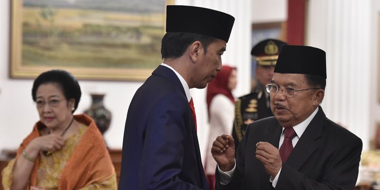 Presiden Joko Widodo (tengah) berbincang dengan Wakil Presiden Jusuf Kalla (kanan) usai melantik empat pejabat negara di Istana Negara, Jakarta, Rabu (17/1). Presiden melantik Idrus Marham sebagai Menteri Sosial menggantikan Khofifah Indar Parawansa, Jenderal Purn Moeldoko sebagai Kepala Staf Presiden menggantikan Teten Masduki, Jenderal Purn Agum Gumelar sebagai Wantimpres, dan Marsekal TNI Yuyu Sutisna sebagai  KSAU. ANTARA FOTO/Puspa Perwitasari/foc/18.