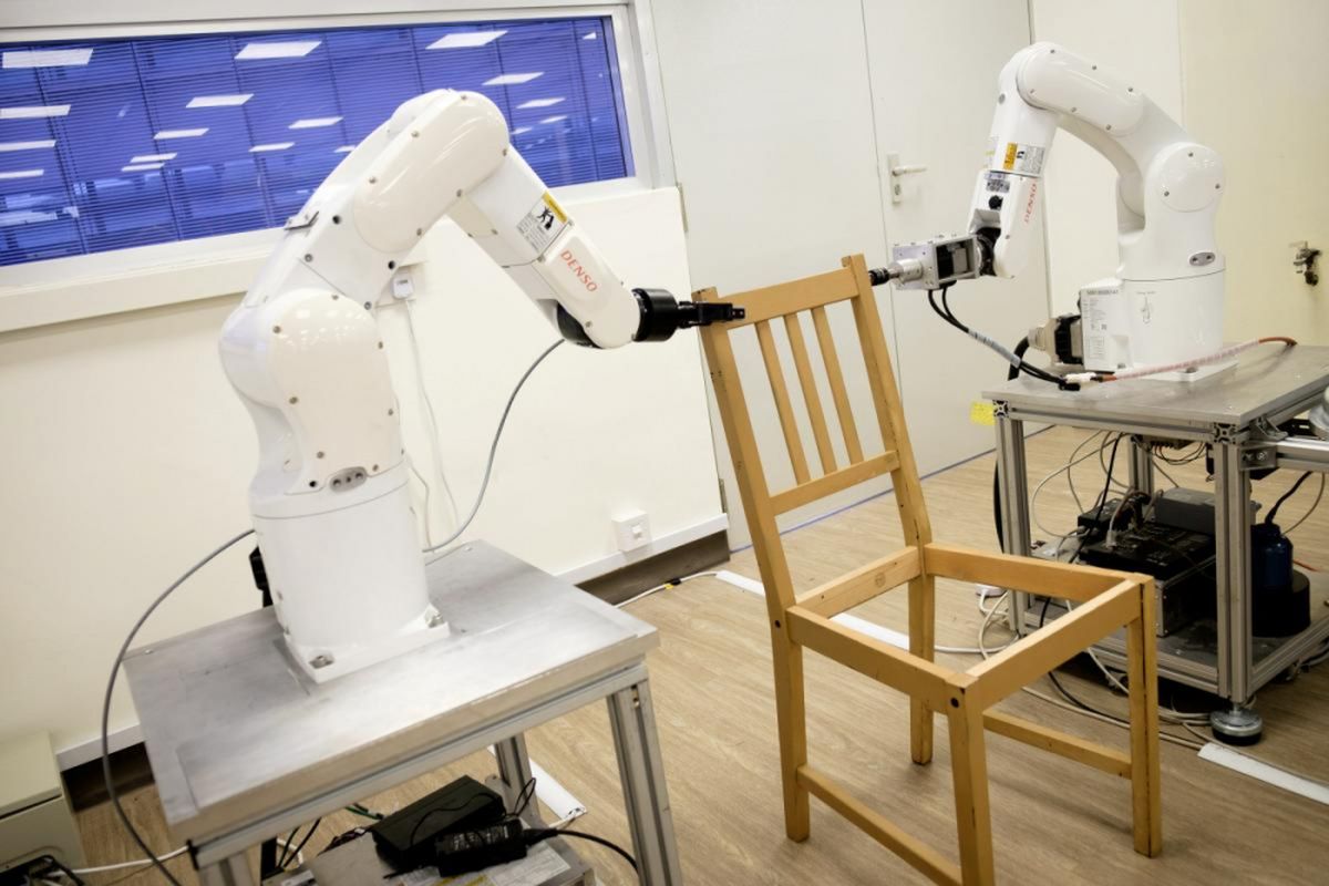 Robot merakit kursi IKEA di Nanyang Technology University. NTU/Handout via REUTERS