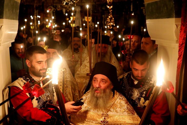 Archimandrite Partenie menghadiri perayaan Paskah versi Kristen Ortodoks di Biara St John the Baptist di Mavrovo Makedonia Utara, dan disiarkan bagi umat di tengah lockdown karena Covid-19, pada 18 April 2020.