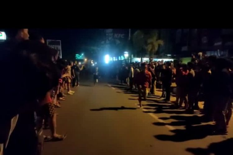 Sejumlah pemuda ikut balap lari hingga menutup jalan raya di Jalan Jenderal Ahmad Yani Kendari..