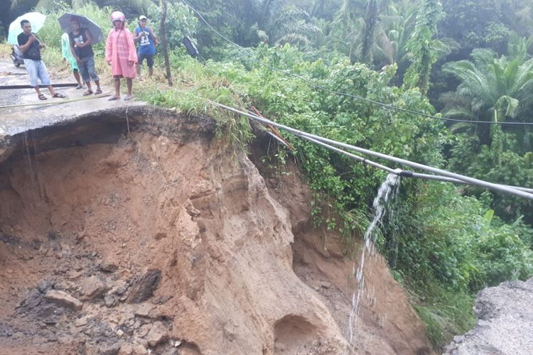 Ruas jalan utama yang menghubungkan sejumlah desa di Kecamatan Leitimur Selatan ke pusat Kota Ambon tertimpa longsor, Sabtu (19/5/2018)