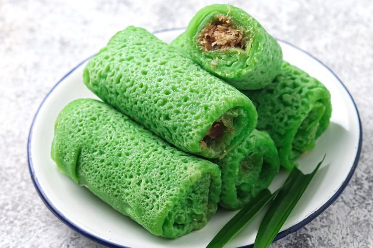 Dadar gulung dikenal memiliki isian berupa parutan kelapa yang dipadukan dengan gula merah.
