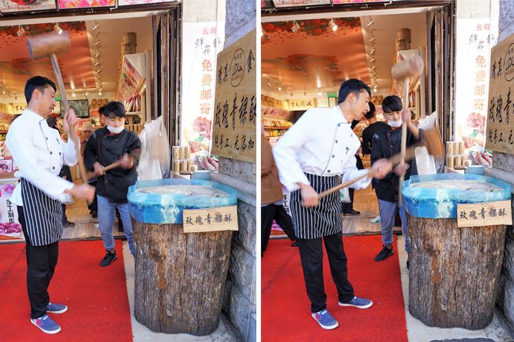 Dua pemuda memukul adonan kacang dan gula di atas gelondongan kayu di sebuah toko penganan di Yunnan Ethnic Village.