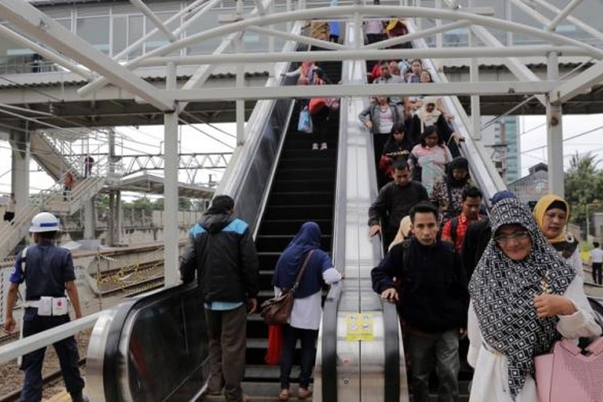 Sejumlah penumpang kereta menggunakan tangga berjalan (escalator) yang mulai dioperasikan di Stasiun Tanah Abang, Jakarta Pusat, Jumat (10/3/2017). Jembatan Penyebrangan Orang (JPO) mulai di ujicoba untuk pengguna jasa KRL berpindah antar peron.