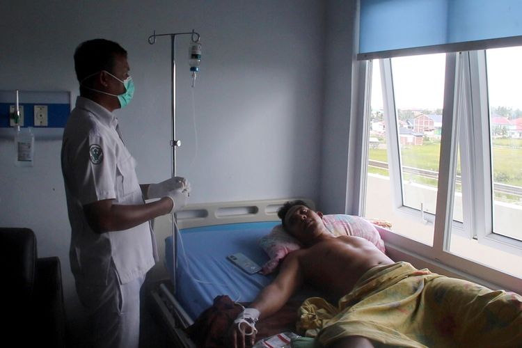 Petugas medis di RSUD Meuraxa sedang melakukan pelayanan perawan kepada Edi Ron (39) di ruang rawat, Rabu (03/05/2023). *** Local Caption *** Banda Aceh