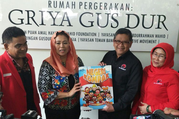 Sekjen PDI-P Hasto Kristiyanto bersama Direktur Wahid Institute Yenny Wahid, di  Jakarta,  Senin (5/2/2018)