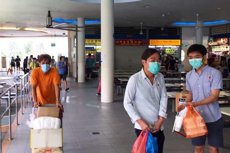 Terlihat warga yang membeli pulang makan siangnya di Tiong Bahru Market, Kamis (09/04/2020). Mulai kemarin Selasa, pemerintah Singapura melarang warga menyantap makanannya di tempat misal di food court, hawker, dan restoran. Warga harus membungkus pulang makanan yang dibeli untuk disantap di rumah masing-masing. 