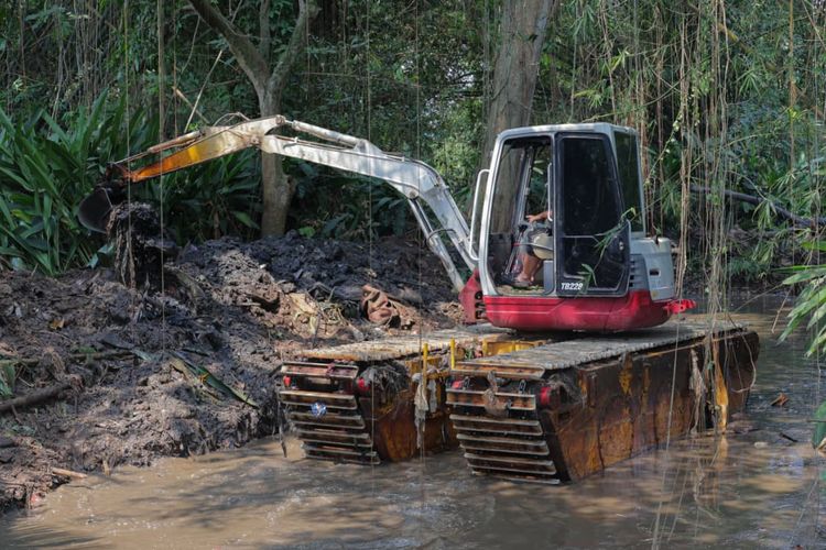 Kendalikan Banjir, Pemkot Tangsel Keruk Hulu Sungai Ciputat